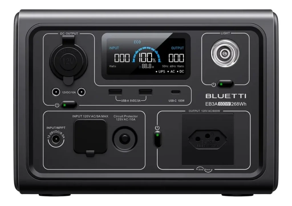 Painel frontal da estação de energia Bluetti EB3A com tela LCD e portas de saída.