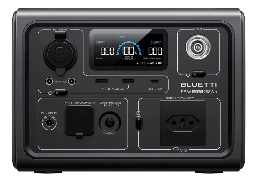 Painel frontal da estação de energia Bluetti EB3A com tela LCD e portas de saída.