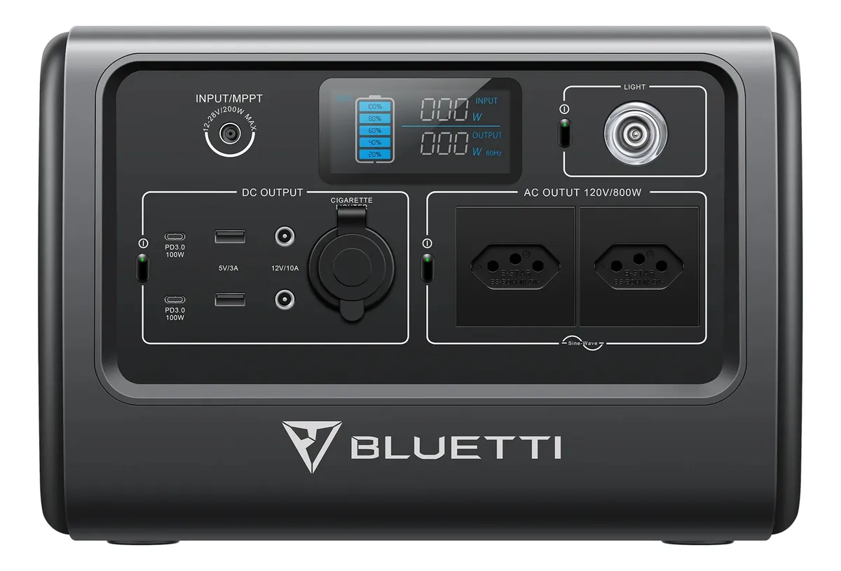 Painel frontal da estação de energia Bluetti Eb70 com tela LCD e portas de saída.